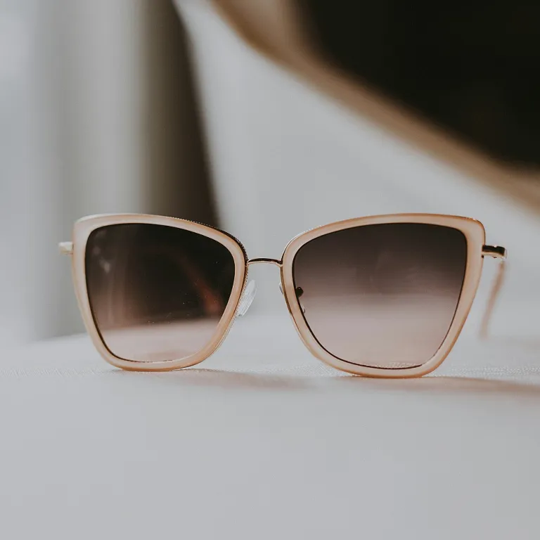 Comment choisir ses lunettes or pour femmes : élégance et style au quotidien