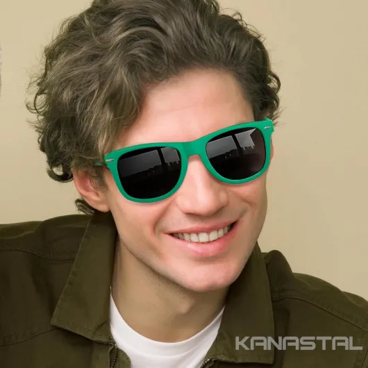 Lunettes de Soleil Polarisées Homme et Femme Rétro Mode Lunette de Soleil Rectangulaire Vintage Classique Protection 100% UV400 Léger pour Conduite Voyage A18 Verre Noire Monture Verte Sur la photo