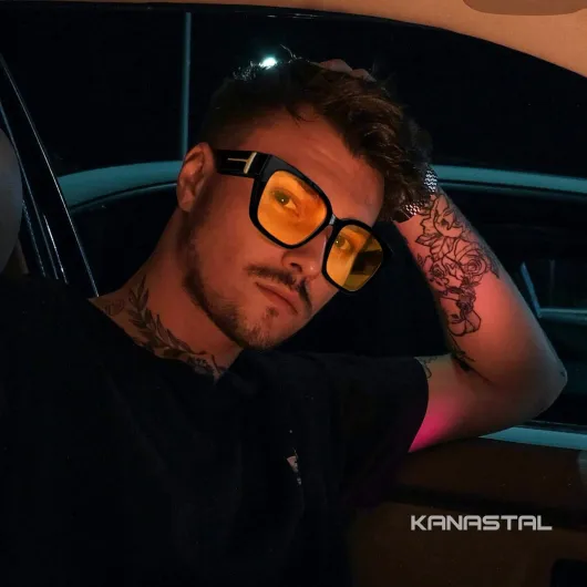 Surlunettes de Soleil Polarisées Homme Femme Lunettes de Soleil Tendance Carrées Unisexe UV400 pour la Conduite Jaune Monture Noir