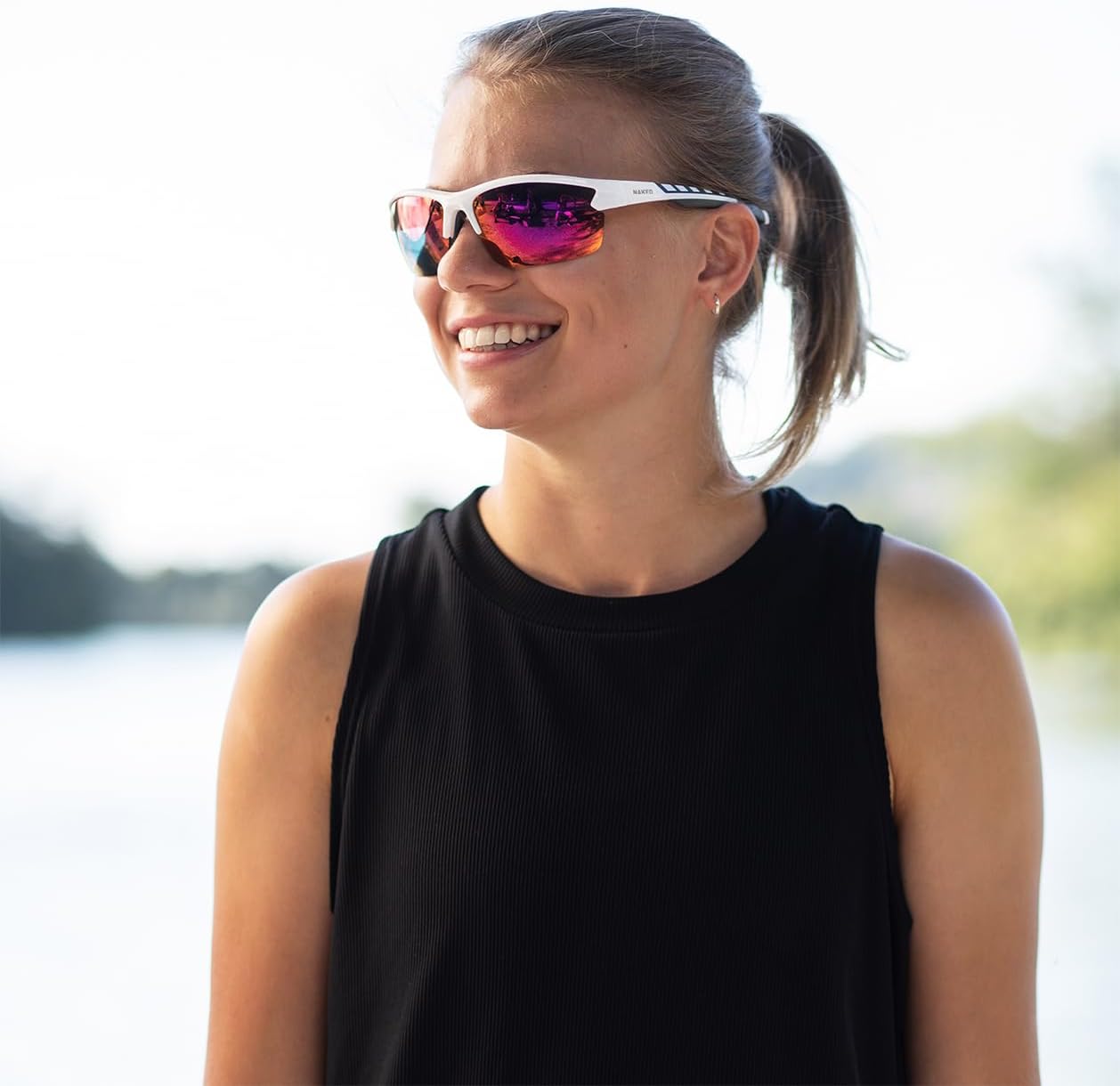 NAKED Optics Lunette de Soleil Homme & Femme RUSH – Lunette Cyclisme pour hommes & femmes avec coussinets antidérapants – Lunettes de Soleil Homme confortables avec protection UV400 pour le cyclisme Rush Demi-cadre Blanc/Verres Rouges