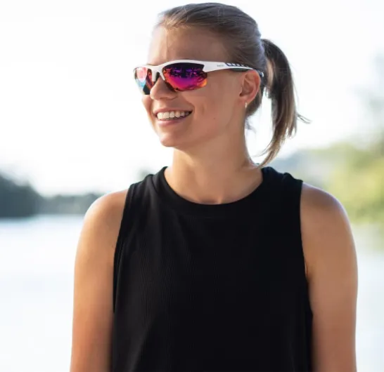 NAKED Optics Lunette de Soleil Homme & Femme RUSH – Lunette Cyclisme pour hommes & femmes avec coussinets antidérapants – Lunettes de Soleil Homme confortables avec protection UV400 pour le cyclisme Rush Demi-cadre Blanc/Verres Rouges