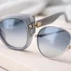 Oversize travaillé vs oversize 'lunettes de mouche' : la ligne que peu de marques savent tenir
